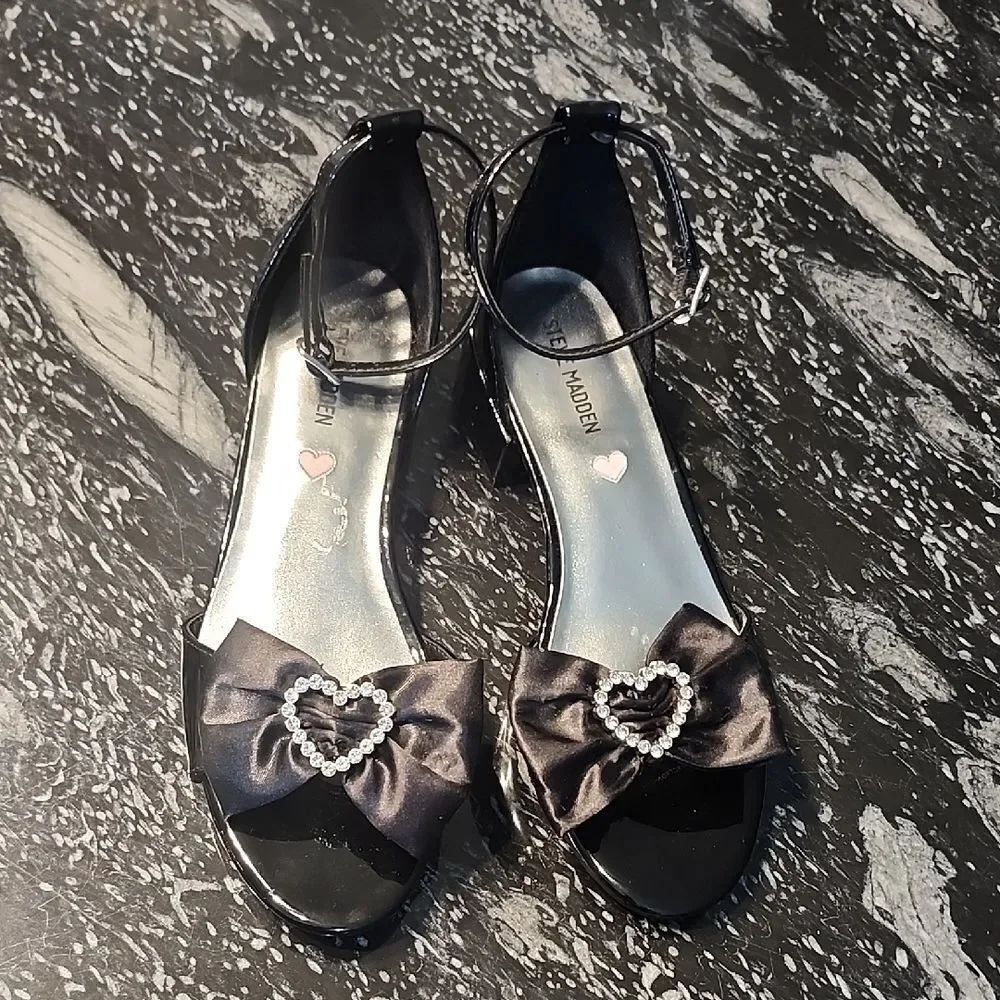 BRAND NEW STEVE MADDEN BOWNOT SANDALS WITH HEART DETAIL